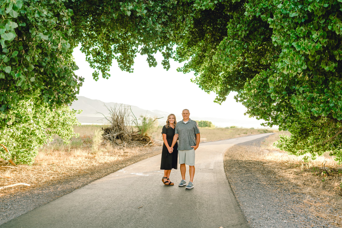 Couples photos near Utah Lake in Utah county by Flying Gull Photography