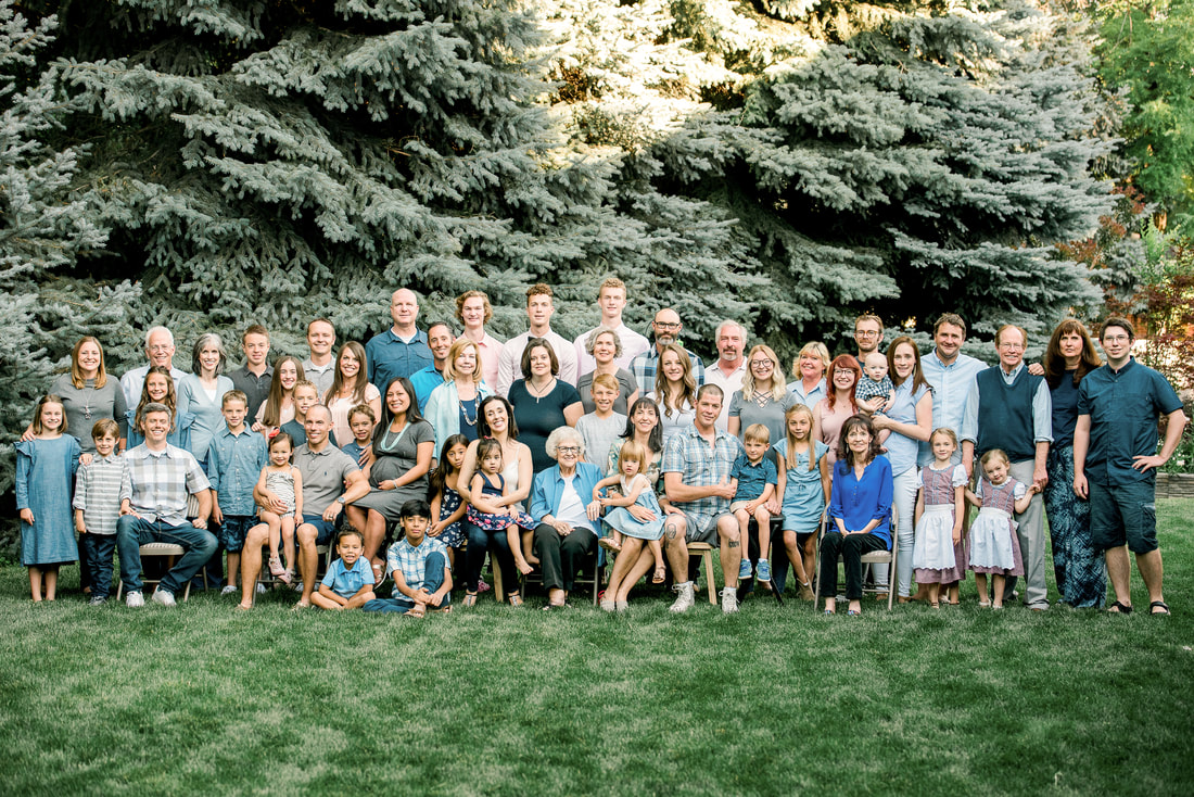 Photo of family with 60+ people, large family photographer, Utah's best extended family photographer