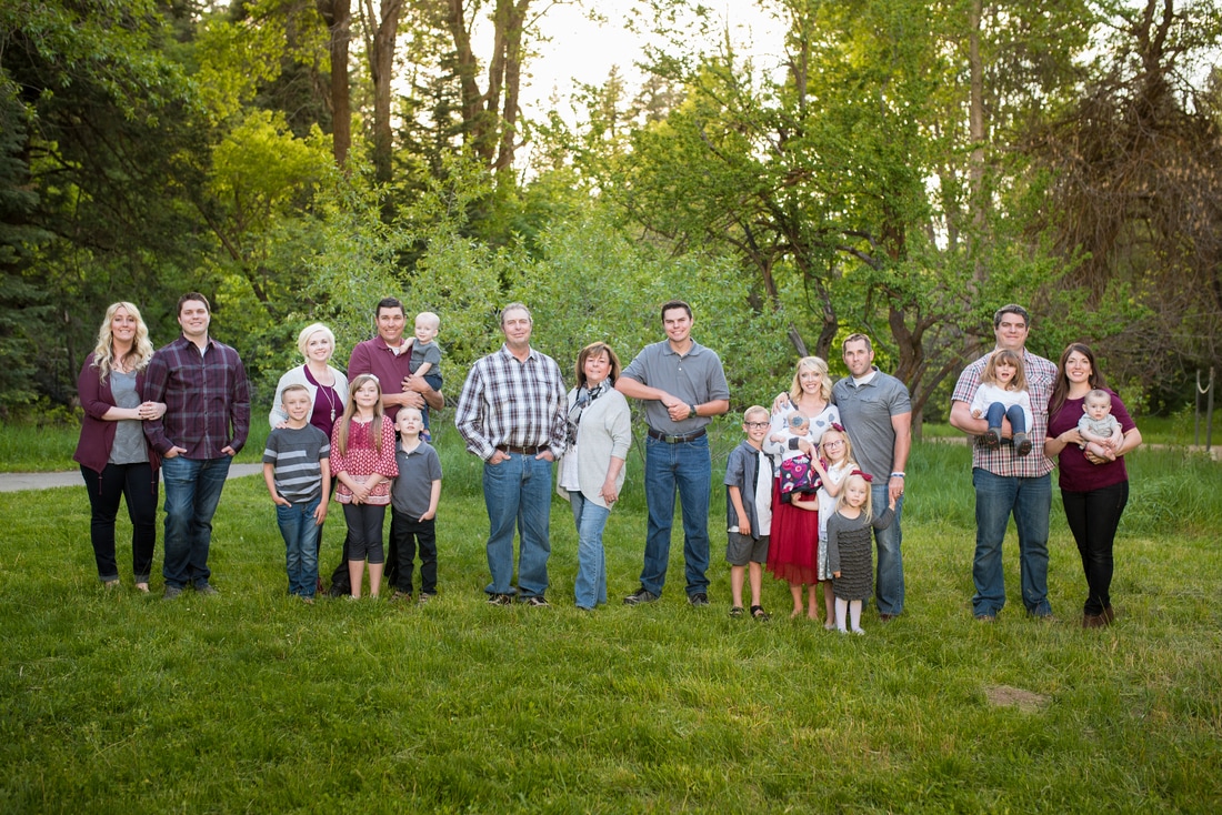 Extended family photo in park in Utah