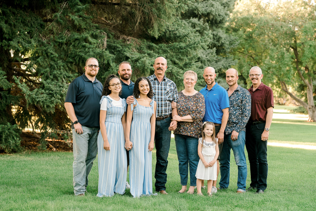 Extended family photo in Orem, Utah by Flying Gull Photography