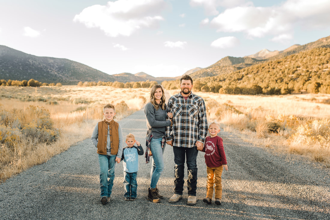 Family photo in Eagle Mountain, Utah canyon